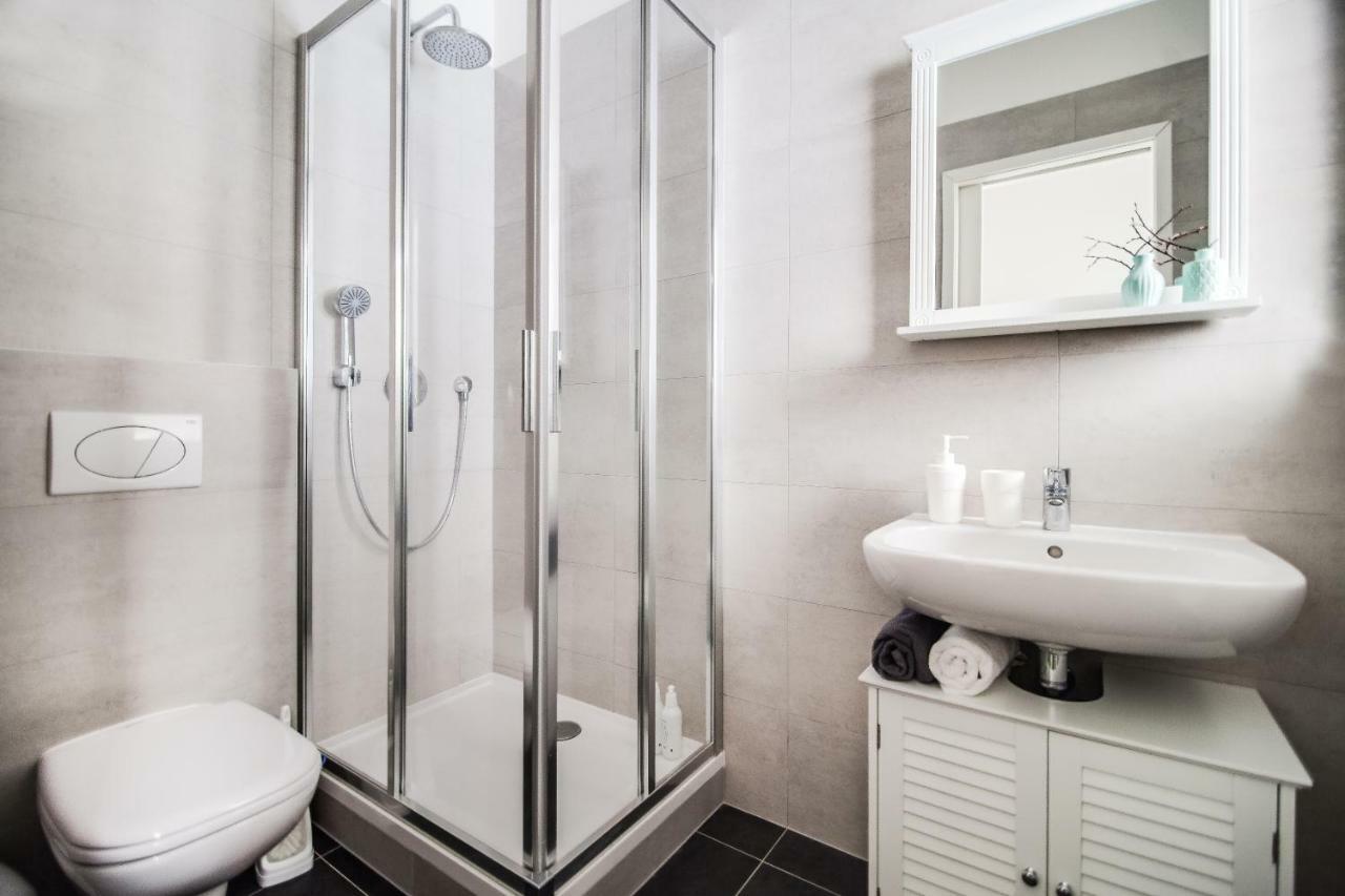 Trendy Local Apartment Praha Bagian luar foto