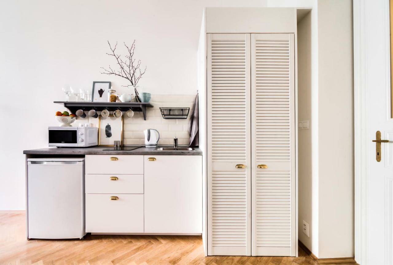 Trendy Local Apartment Praha Bagian luar foto