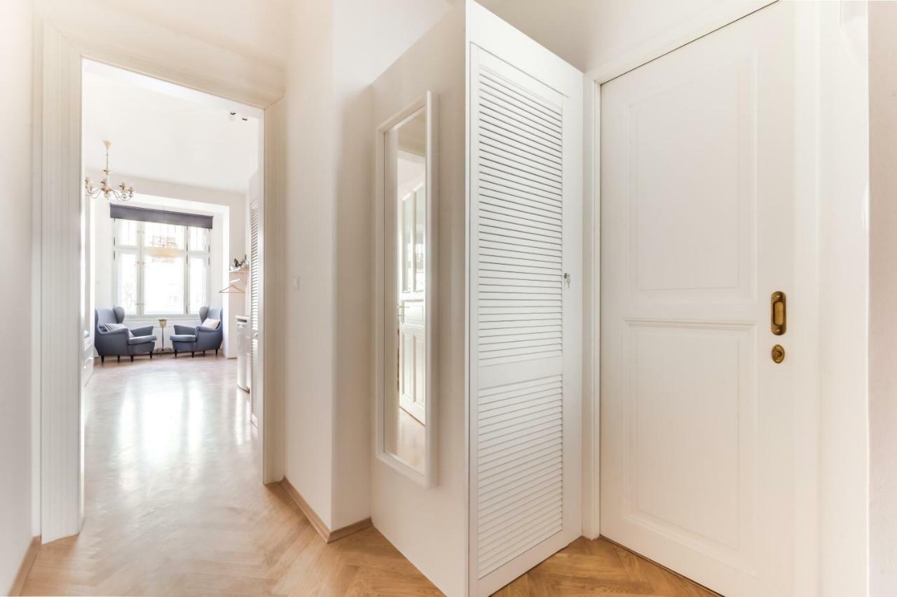 Trendy Local Apartment Praha Bagian luar foto
