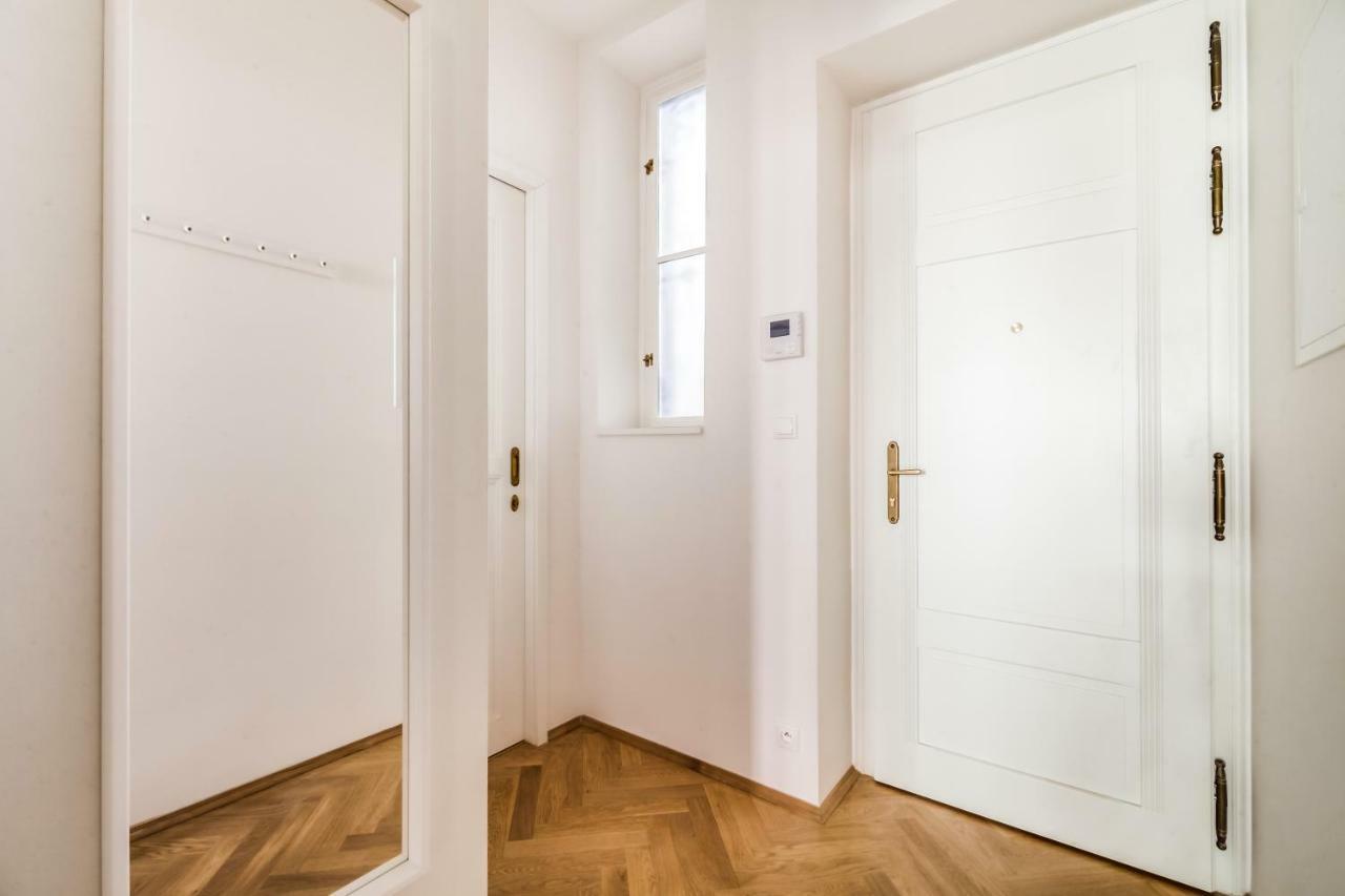 Trendy Local Apartment Praha Bagian luar foto