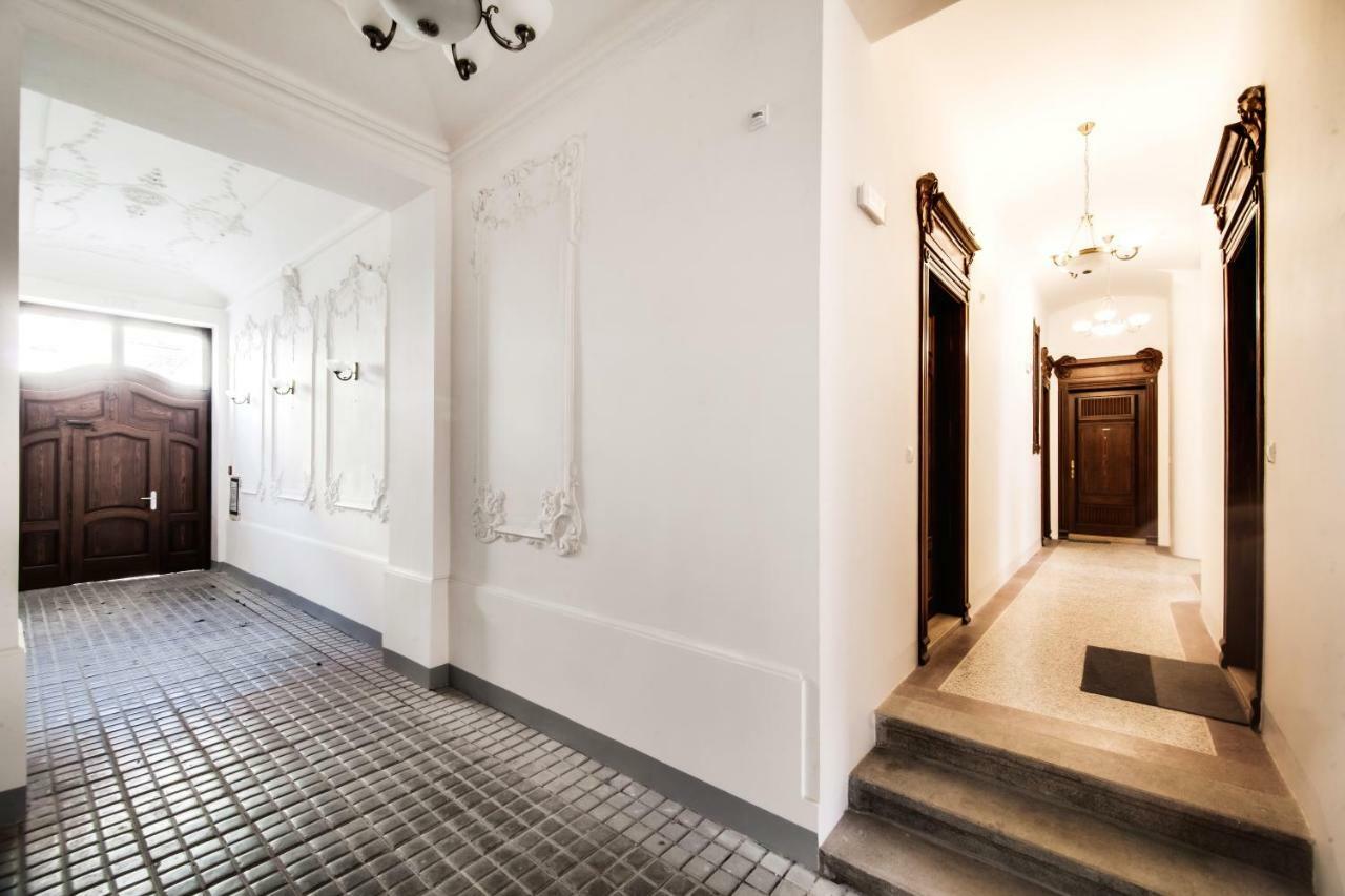 Trendy Local Apartment Praha Bagian luar foto