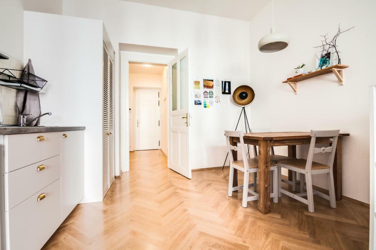 Trendy Local Apartment Praha Bagian luar foto
