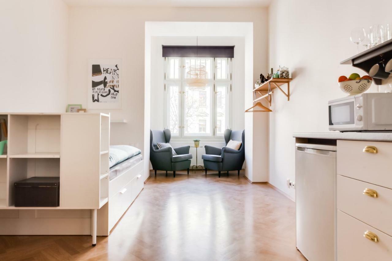 Trendy Local Apartment Praha Bagian luar foto