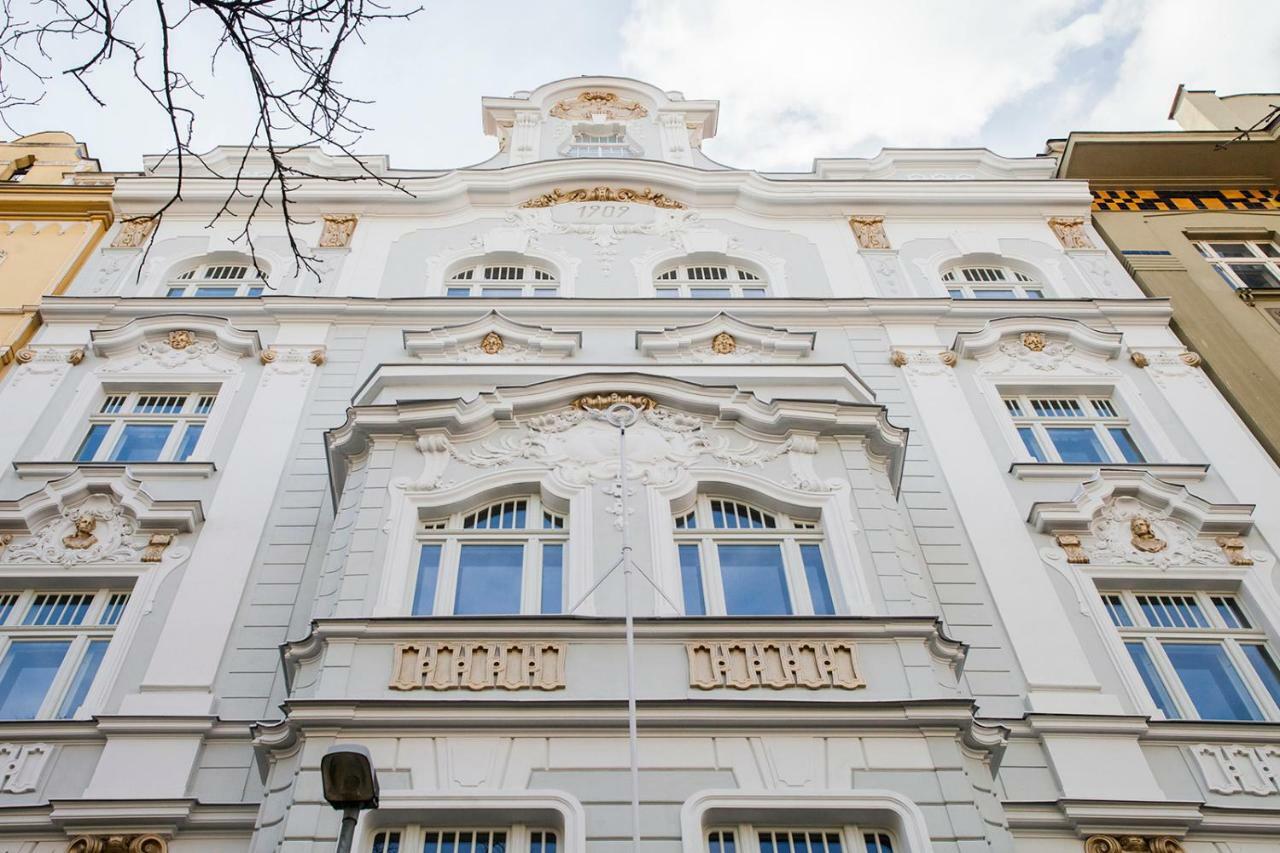 Trendy Local Apartment Praha Bagian luar foto